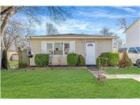 view of front of property with a front yard