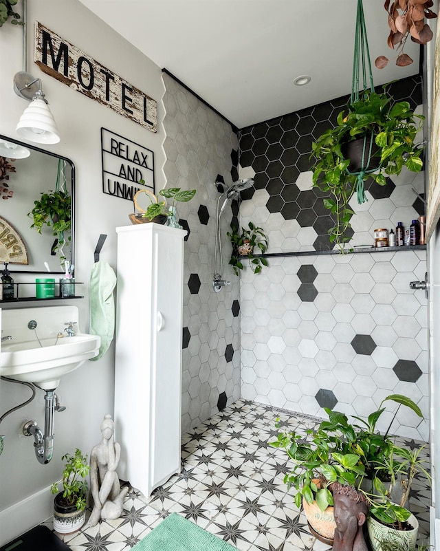 bathroom featuring tiled shower