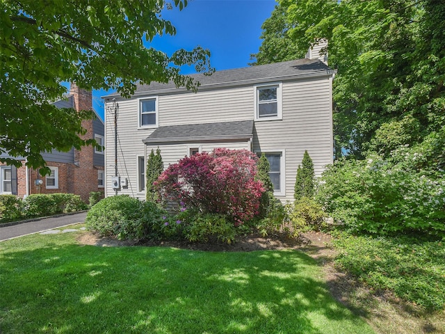 view of front of house featuring a front lawn