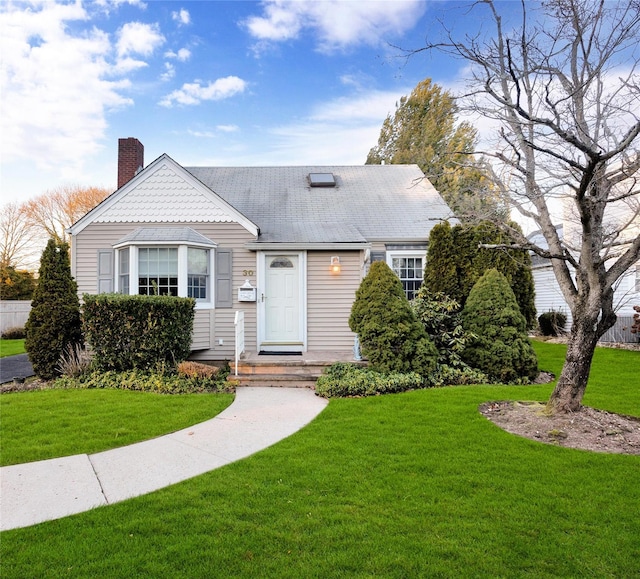 view of front facade featuring a front lawn