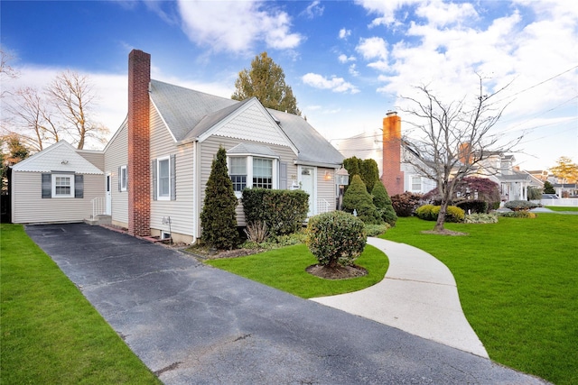 view of front of property with a front yard