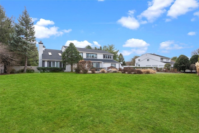 view of front facade featuring a front lawn