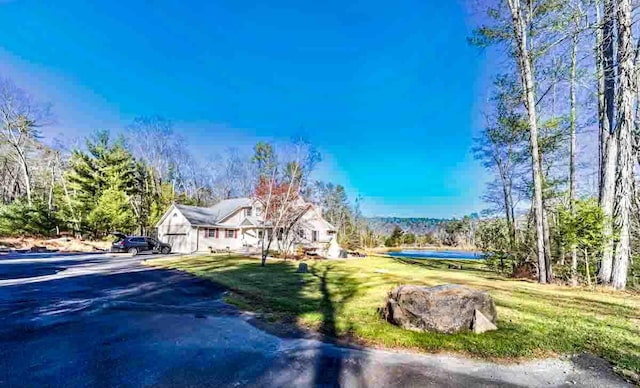 view of front of property featuring a front lawn