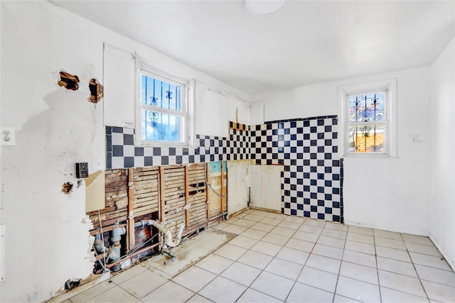 unfurnished room featuring light tile patterned floors