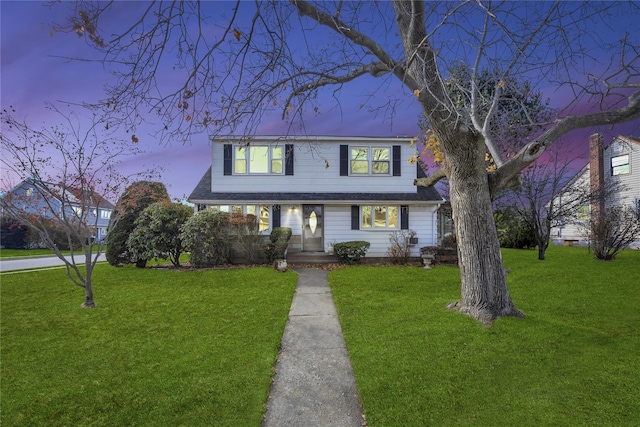 view of front facade featuring a lawn