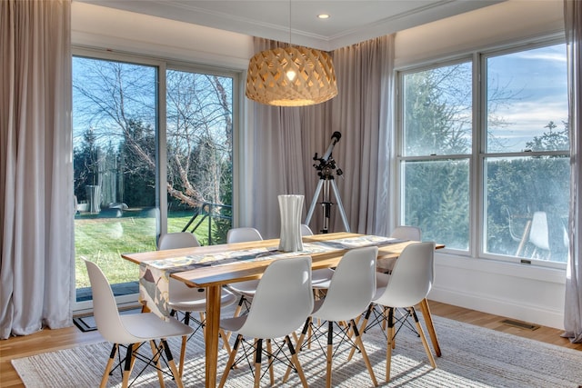 dining room featuring light hardwood / wood-style floors and ornamental molding