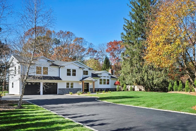 view of front facade featuring a front yard and a garage