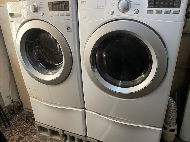 laundry room featuring washer and clothes dryer and a mail area