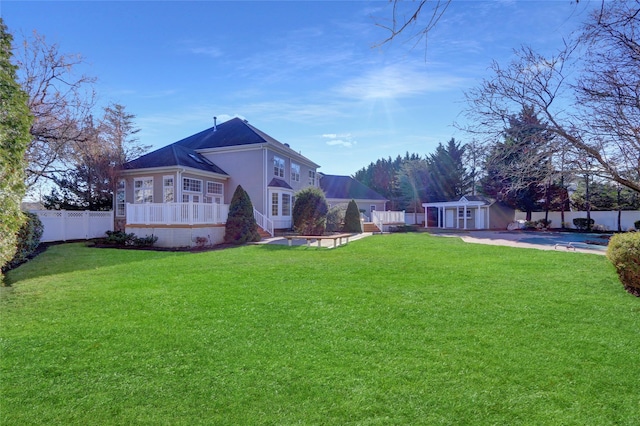 view of yard featuring an outdoor structure