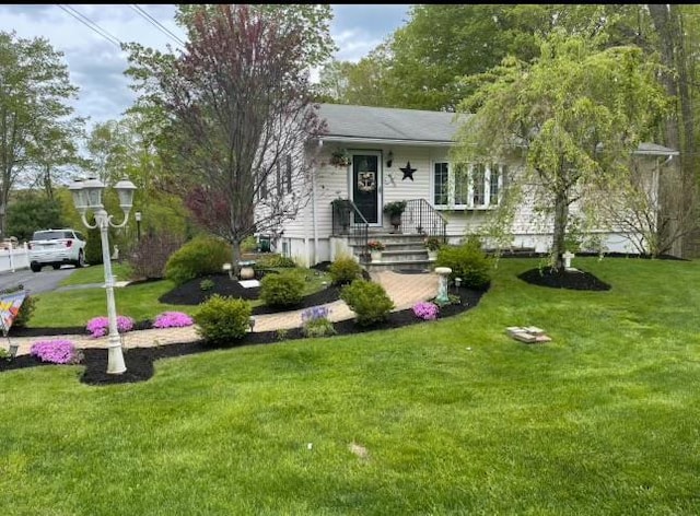 view of front of house featuring a front lawn