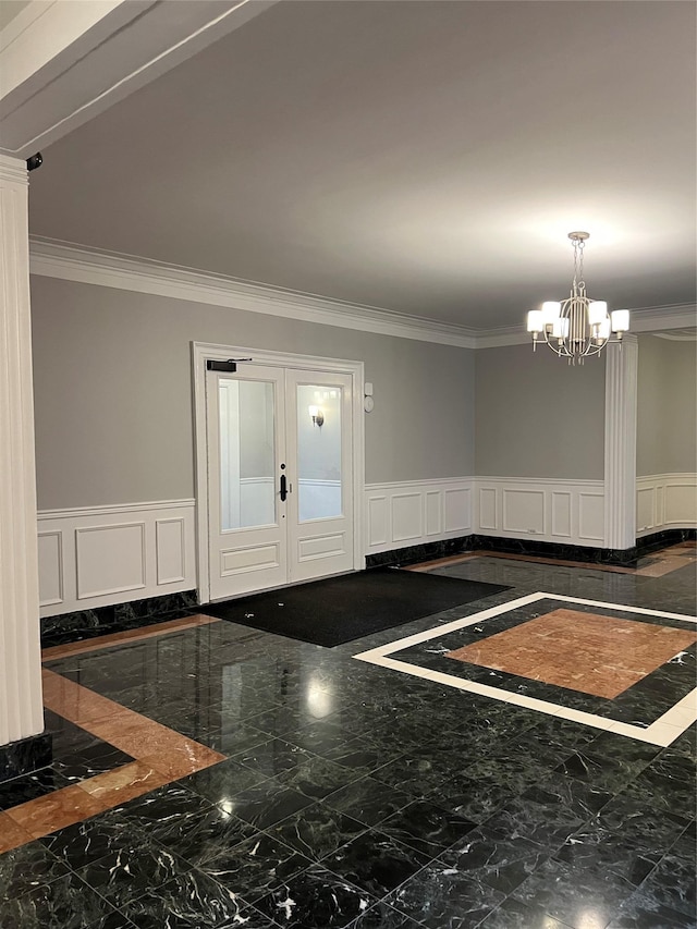 entryway featuring crown molding and a notable chandelier