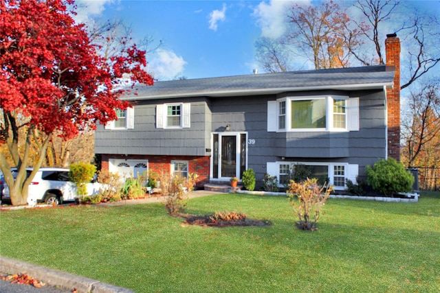 split foyer home featuring a front lawn