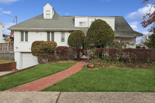 view of front facade featuring a garage and a front yard