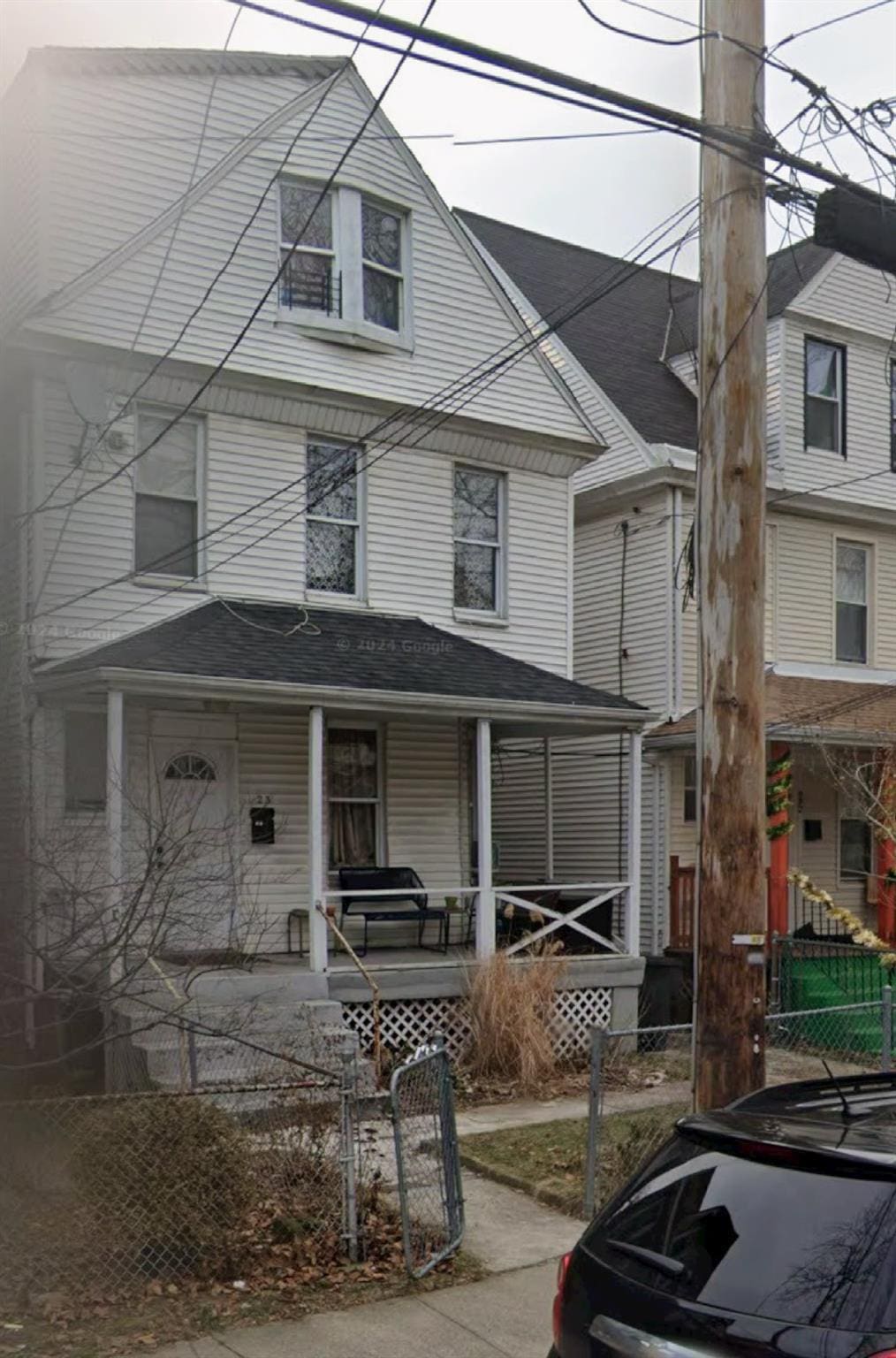 view of front of property featuring covered porch