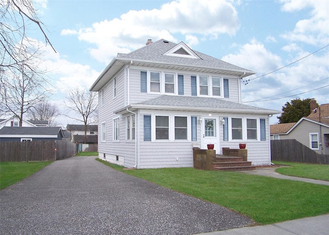 view of front of property featuring a front yard