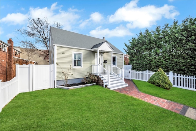 view of front of home featuring a front yard