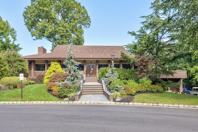 view of front of property featuring a front yard