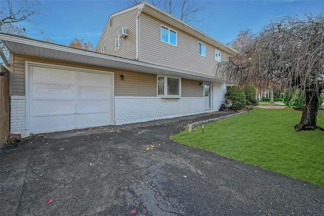 view of front of home featuring a front yard and a garage