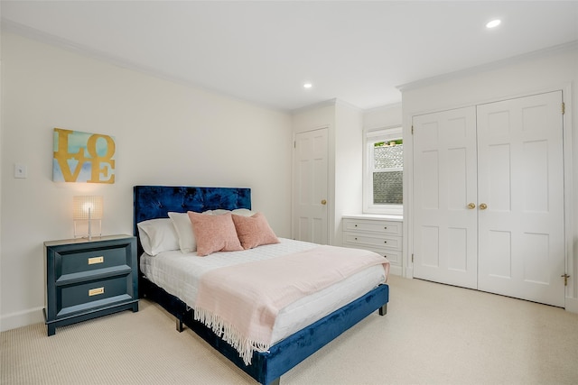 bedroom with baseboards, ornamental molding, recessed lighting, and light colored carpet
