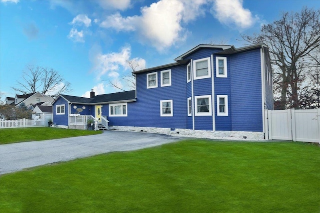 view of front of home featuring a front lawn