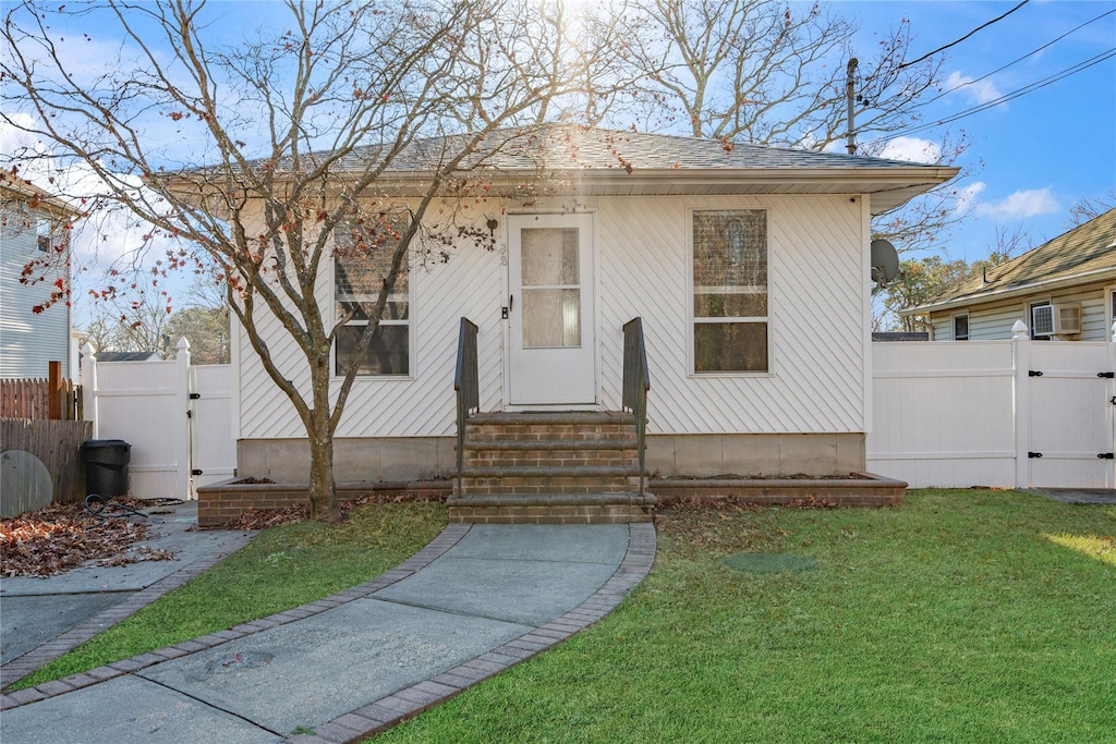 view of front of home featuring a front yard