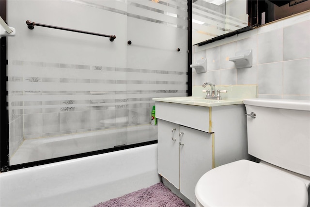 full bathroom featuring backsplash, vanity, enclosed tub / shower combo, and toilet