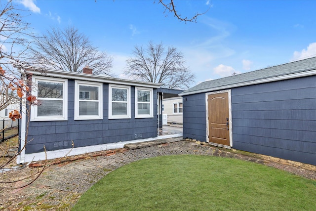 view of front of property featuring a front lawn