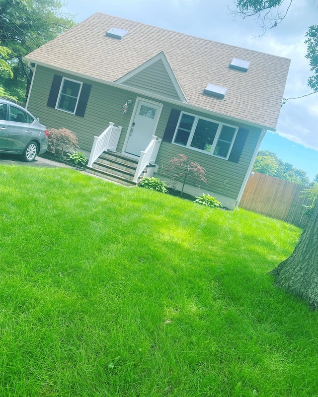 view of front of property featuring a front lawn