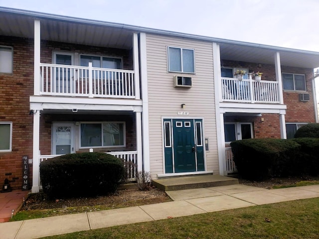 townhome / multi-family property featuring a balcony