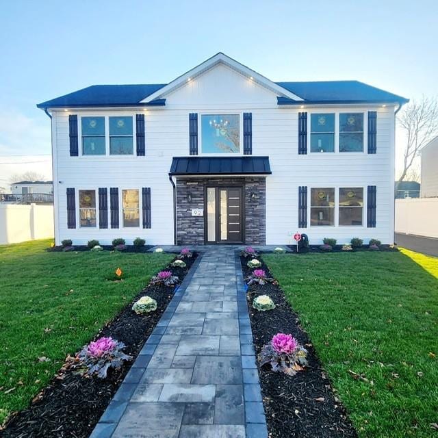 view of front of property featuring a front yard