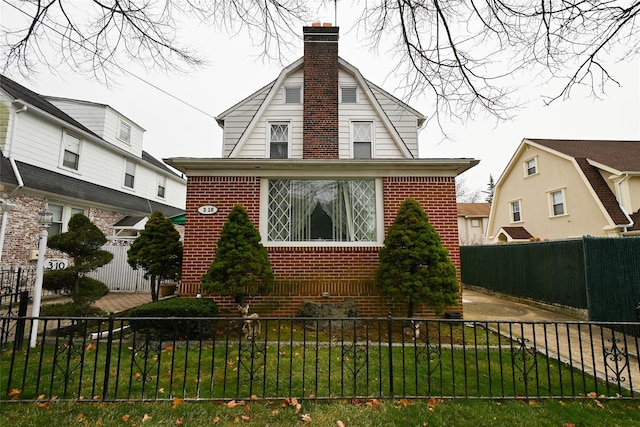 view of front facade with a front yard