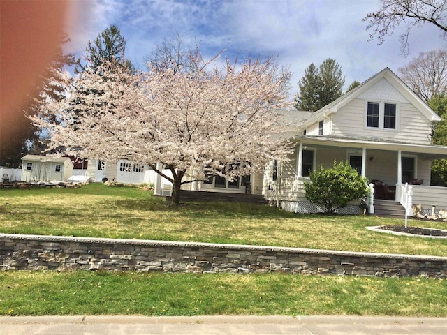 view of front facade featuring a front lawn and a porch