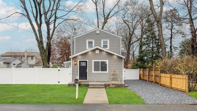 view of front of property featuring a front yard