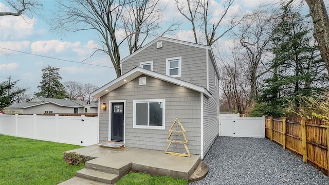 view of front of property featuring a front lawn