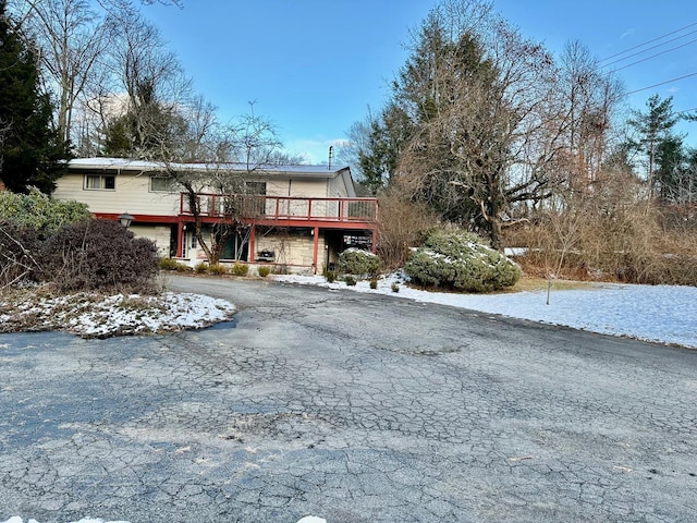 view of front of property featuring a wooden deck