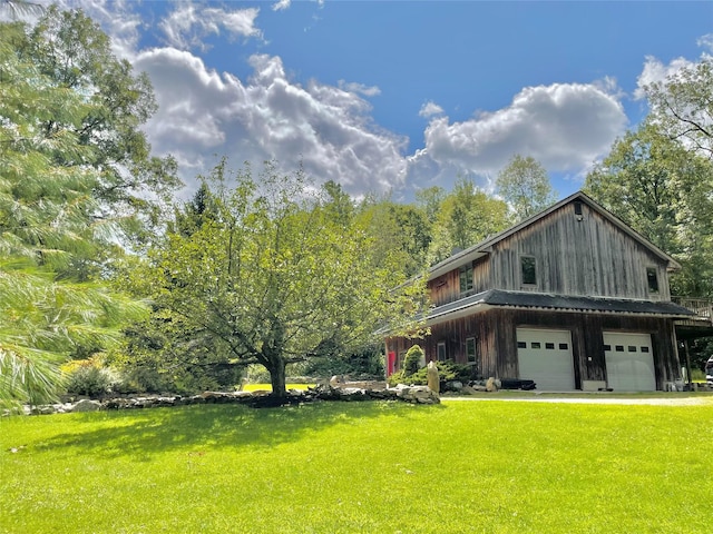 view of front of home featuring a front yard and a garage