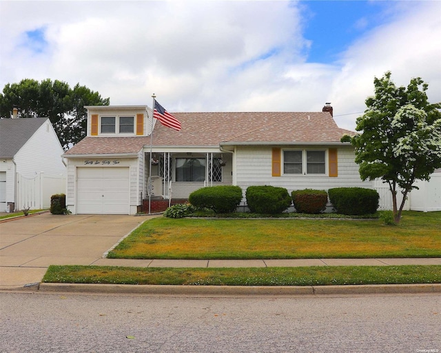 view of front of house featuring a front lawn and a garage