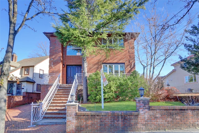 view of front of property featuring a front yard