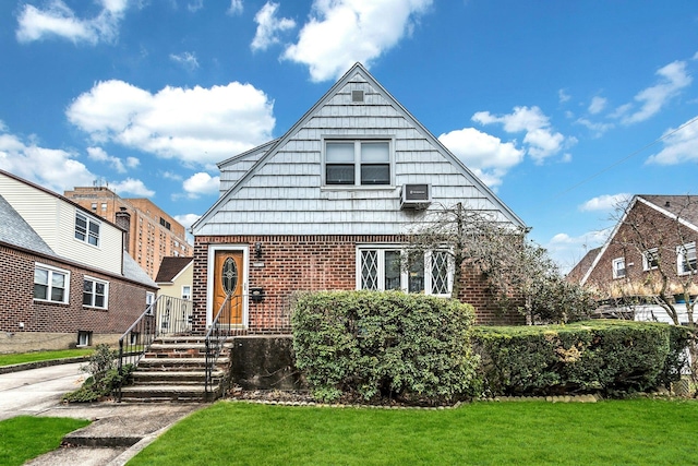 view of front of home featuring a front yard