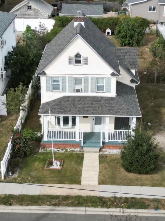 view of front of house featuring a front lawn