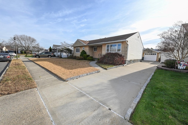 view of front of home featuring an outdoor structure and a front lawn