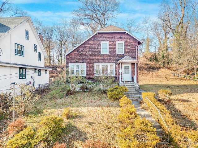 front of property featuring a front lawn