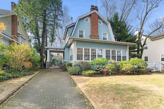 view of front facade with a front yard