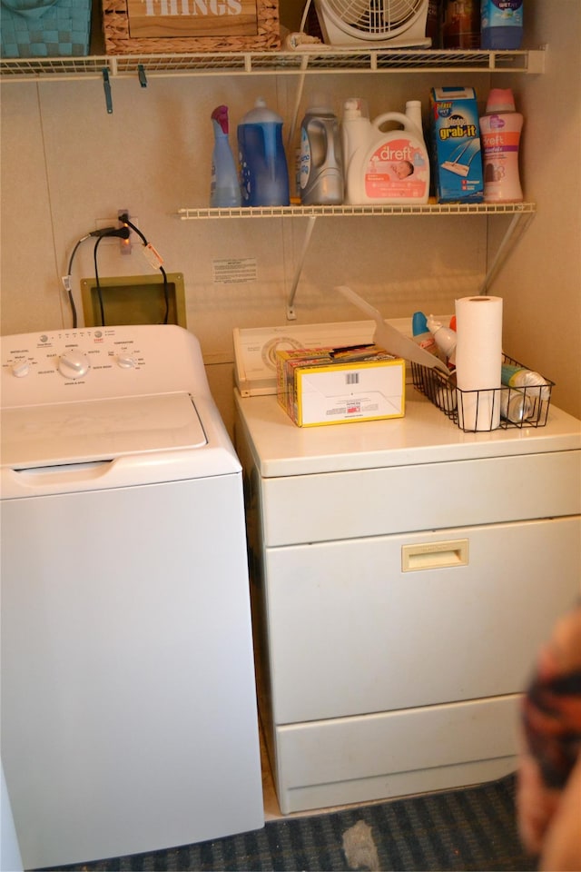 washroom featuring washing machine and clothes dryer