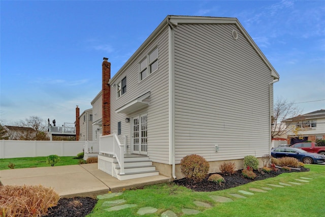 view of side of property featuring a lawn