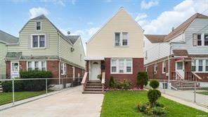 view of front facade with a front yard