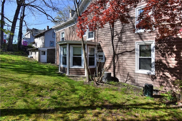 view of side of property featuring a lawn