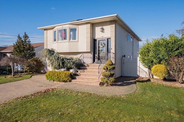 view of front facade with a front yard