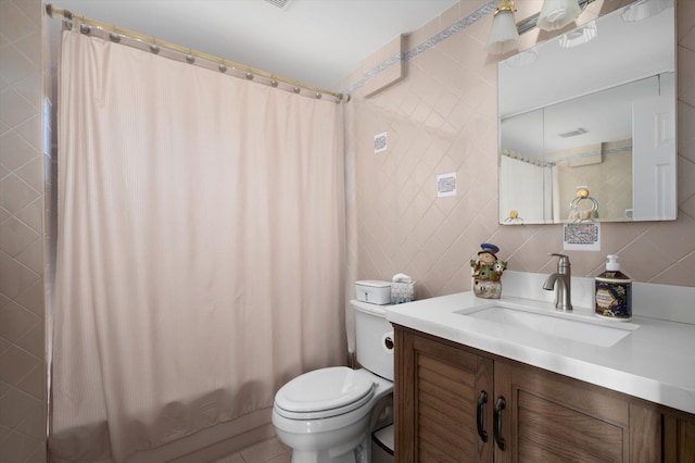 full bathroom with shower / bathtub combination with curtain, toilet, decorative backsplash, vanity, and tile walls