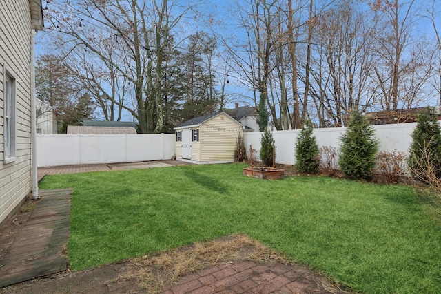 view of yard featuring a storage shed